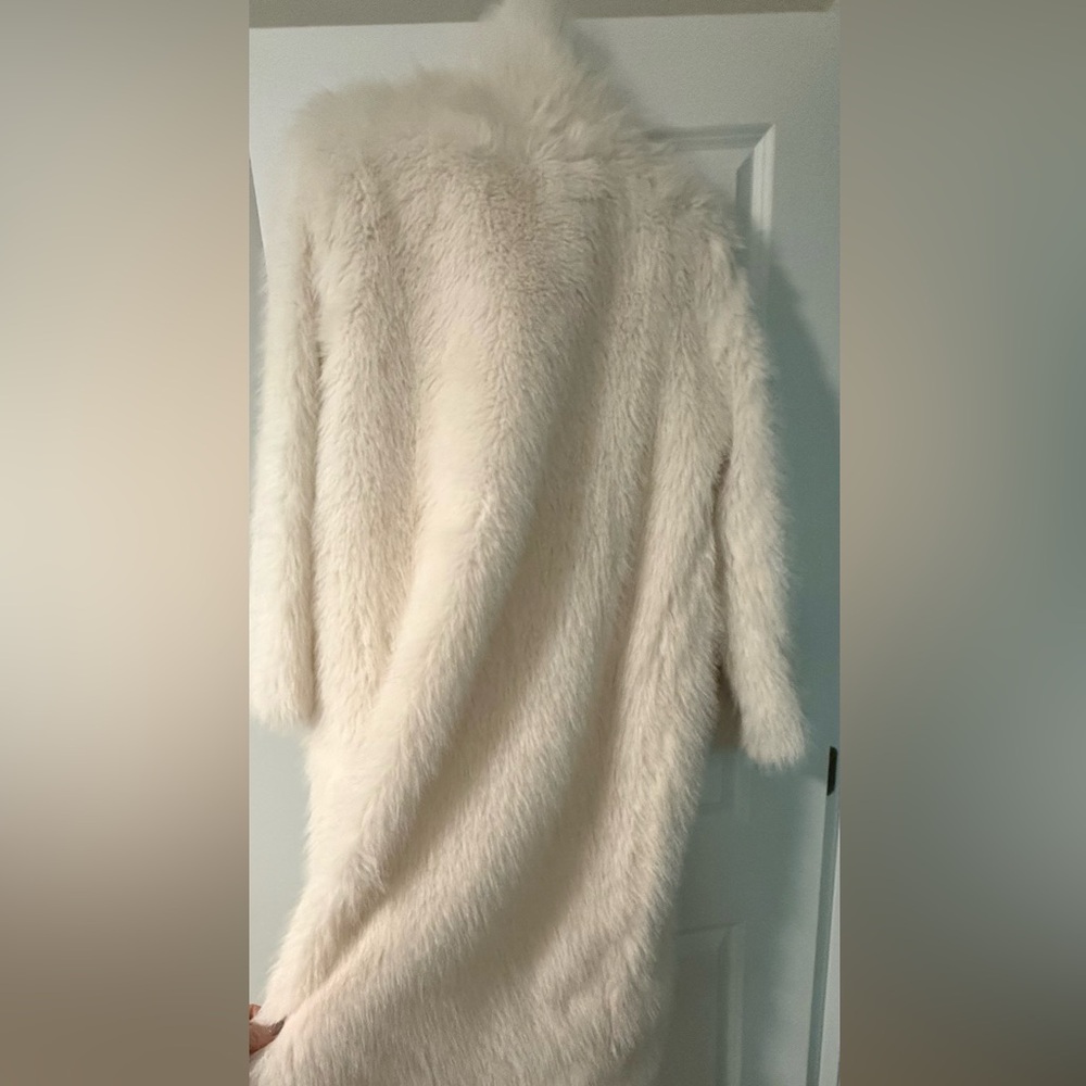 Elegant White Faux Fur Coat - Size Small/Medium - Picture 4 of 6